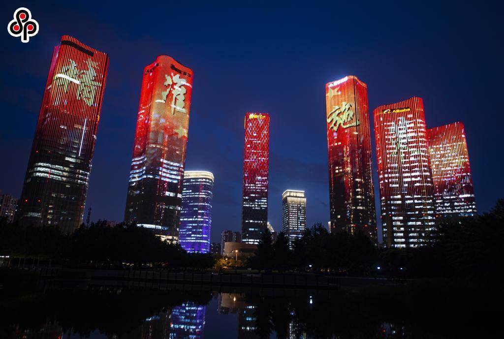 大陸人民網評指絕不容許香港成為國家安全的短板。圖為兩會前夕，20日晚間，北京市朝陽區望京地區的高層建築亮燈，顯示出「精準施策」字樣。（中新社）