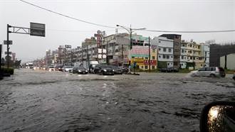 暴雨侵襲高雄 仁武區道路成為滾滾黃河
