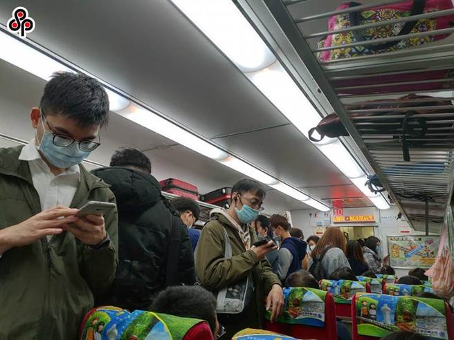 疫情指挥中心拍板，双铁和客运2月1日起禁止饮食。（本报系资料照）