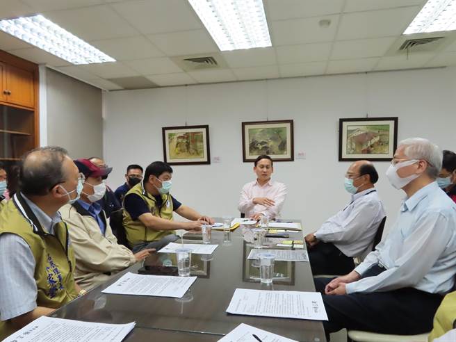 北市議員葉元之22日找來環保局與業者舉行協調會，要求立刻解決營建廢棄物問題。（葉德正攝）