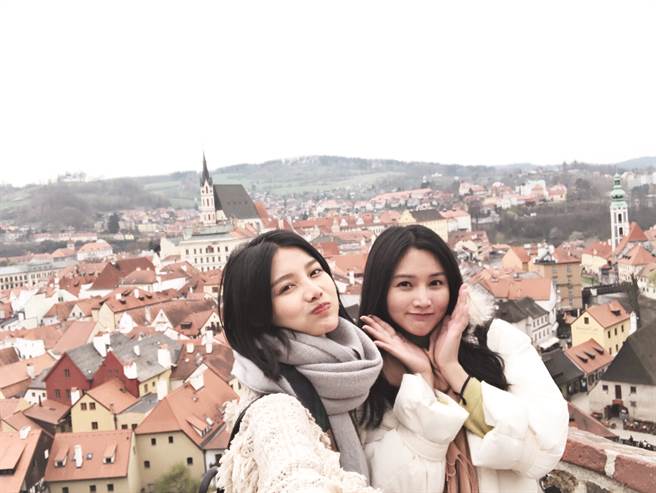 夏雪（右）和吴沚默（左）和着新书《布拉格广场没有许愿池》（图／宝瓶文化提供）