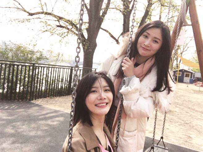 夏雪（右）和吴沚默（左）和着新书《布拉格广场没有许愿池》（图／宝瓶文化提供）