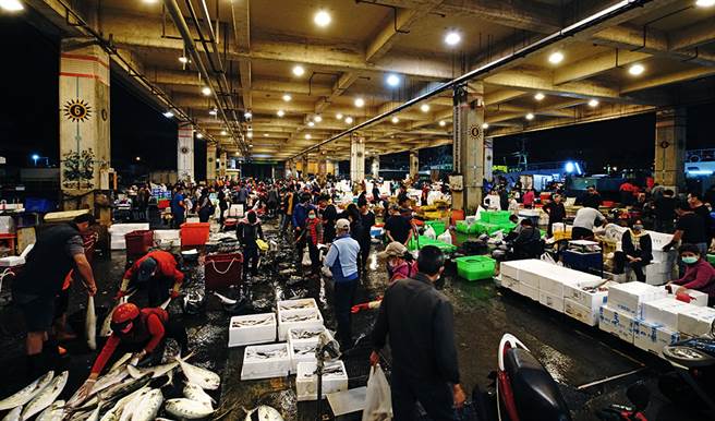 深夜限定的台版筑地市场，闹哄哄一片。（摄影/曾信耀/Takao乐高雄/提供）