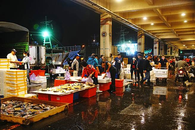 前镇渔港是台湾最大的远洋渔港，渔船停泊在岸边，更显得分秒必争的繁忙景象。（摄影/曾信耀/Takao乐高雄/提供）
