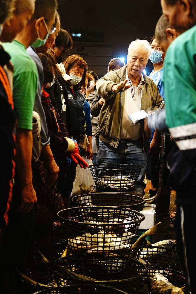 鱼货拍卖员被称为「粜（ㄊㄧㄠˋ）手」，一直扮演鱼货拍卖市场最重要的灵魂人物。（摄影/曾信耀/Takao乐高雄/提供）
