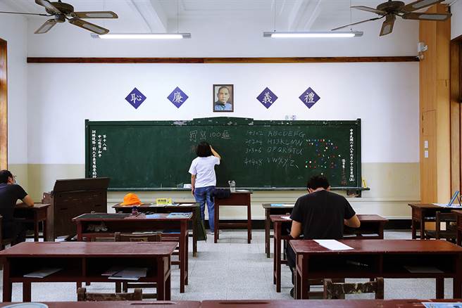 走进復刻教室，黑板墙、木头课桌椅，穿越时光回忆儿时满满的感动。（摄影/Carter）