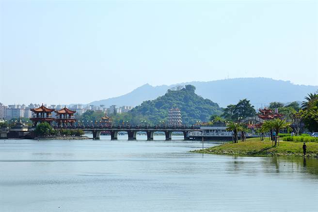 左营龟山一名源于如乌龟喝水的山形，远远望去有几分相似。（摄影／Carter）
