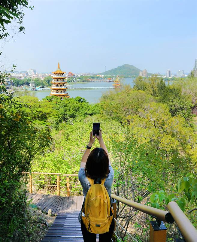 往龟山高处走去，随着地势越来越高，莲池潭的春秋阁映入眼前。（摄影／Carter）