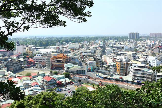 左营旧城环围着龟山而建，在山上能一览北门城墙，远方则为左营港口。（摄影／Carter）