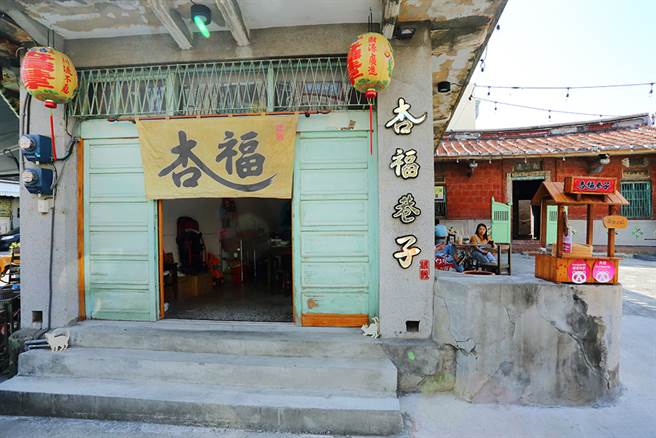 传统的老厝中，煮着温润可口的杏仁茶，淡淡香气网罗老饕的味蕾。（摄影／Carter）