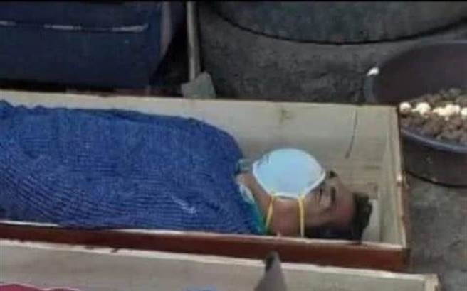 秘鲁官员违反宵禁喝酒 遇警躺棺材装死下场GG(图片取自/POLICÍA NACIONAL DEL PERÚ)