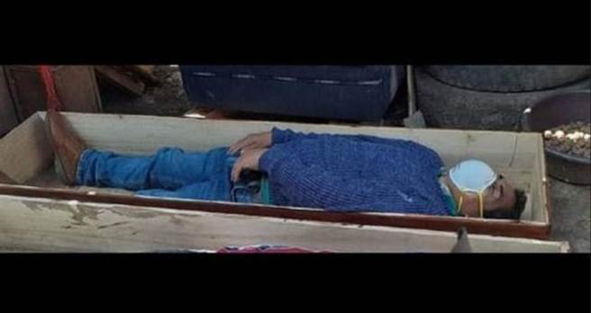 镇长解释为了检察棺材尺寸才躺进去(图片取自/POLICÍA NACIONAL DEL PERÚ)