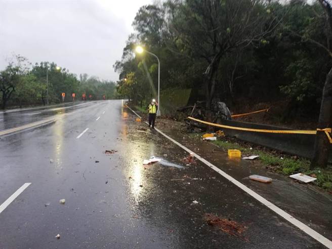 台南市山上区发生小货车自撞护栏起火燃烧、驾驶不幸被烧死的交通意外。（台南市新化警分局提供／刘秀芬台南传真）