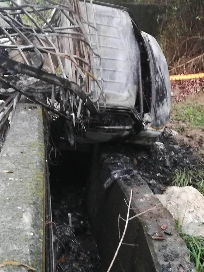 台南市山上区发生小货车自撞护栏起火燃烧、驾驶不幸被烧死的交通意外。（台南市新化警分局提供／刘秀芬台南传真）