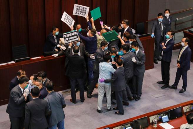 北京將制定港版國安法消息一出，立即激起國際與香港的強烈反彈，香港立法會民主派抗議聲四起，議事完全癱瘓。（圖／路透）
