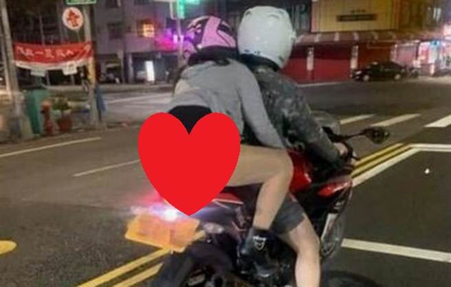 女穿小丁坐重机 骑士惊：她没穿裤(图片取自/爆料公社)