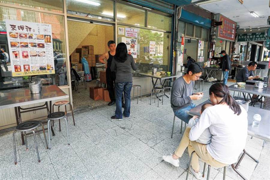 為了讓客人感受到昔日熱鬧的用餐氣氛，「鄭記豬腳飯」店內維持復古樣貌。（圖／林士傑攝）