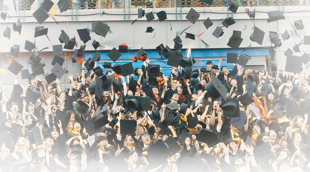 圖為台灣大學107學年度畢業典禮，學生拋學士帽。（本報資料照片）