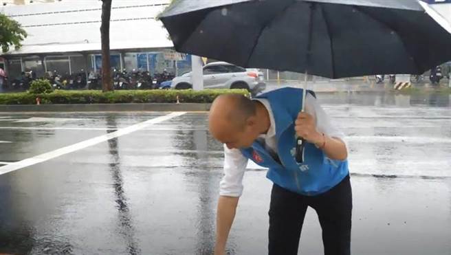 韩国瑜22日视察积水、抽水站。（高巿府提供／曹明正高雄传真）