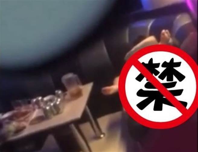 南台湾某县市一家KTV，惊见一对男女在包厢内上演活春宫。（图／翻摄黑色豪门企业）