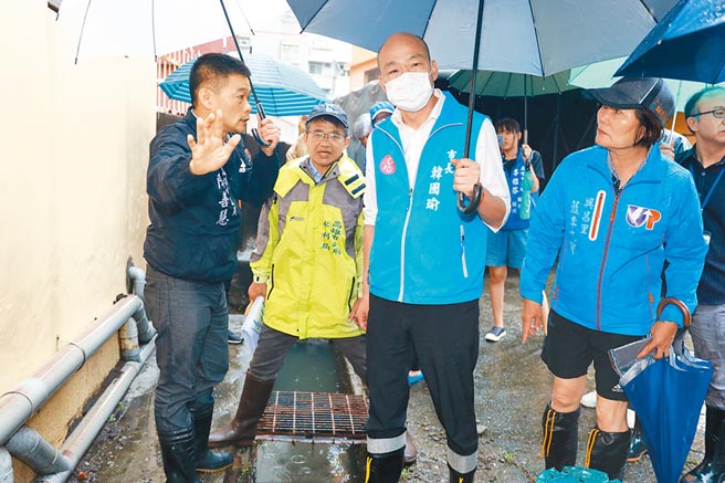 高雄市长韩国瑜（中）22日视察三民区豪雨灾情。（高市新闻局提供）