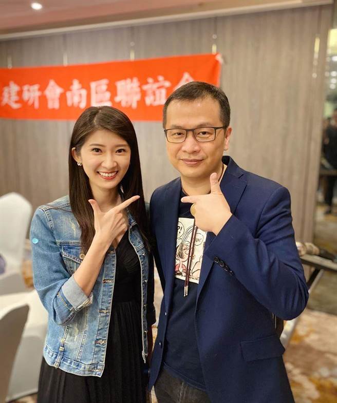 正妹韩粉李明璇与台北市议员罗智强。(取自李明璇脸书)