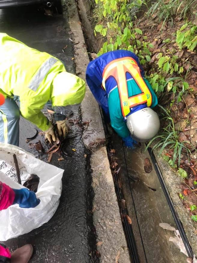 清洁队人员徒手清理水沟。（图／摘自高雄市政府环保局脸书）