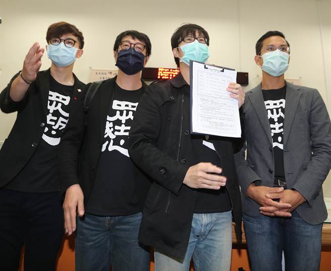 图为罢韩四君子成员，包括前高雄市文化局长尹立（左二）、高雄气爆自救会长陈冠荣（右二）、台湾基进新闻部副主任张博洋（左）及公民割草行动发言人李佾洁（右）。(中时资料照)