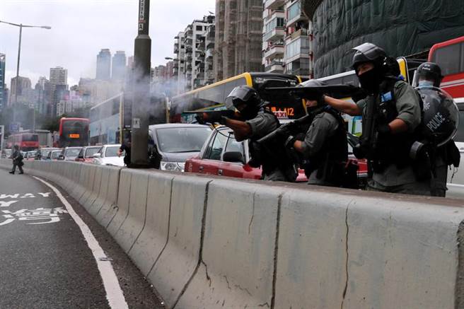 香港反國安法遊行規模快速擴大，銅鑼灣成主戰場，示威者與警方發生多起衝突，警方發射催淚彈與水砲鎮壓。（圖／路透）