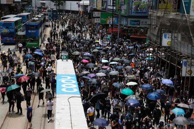 香港反國安法抗議遊行發生砸毀商店與交通設施，銅鑼灣一帶抗議人數速增加。（圖／路透）