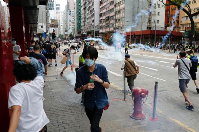 香港反國安法抗議遊行與警方發生衝突，銅鑼灣成為主戰場，催淚彈滿天飛，已有80被捕。（圖／路透）