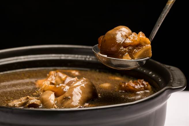 想淋滷汁配饭 开锅惊见一手和他比讚(示意图／达志影像)