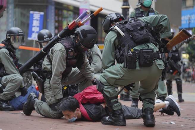 香港警方逮捕反國安法遊行群眾人數已增至150人，包括中西區區議員葉錦龍。圖為香港警方壓制並逮捕示威民眾。（圖／美聯社）