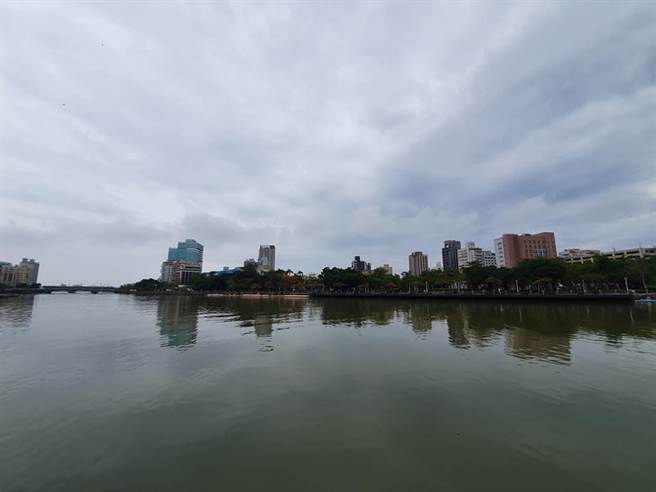大雨过后，爱河水面相当乾净。（图／摘自韩家军 市政宣扬脸书）