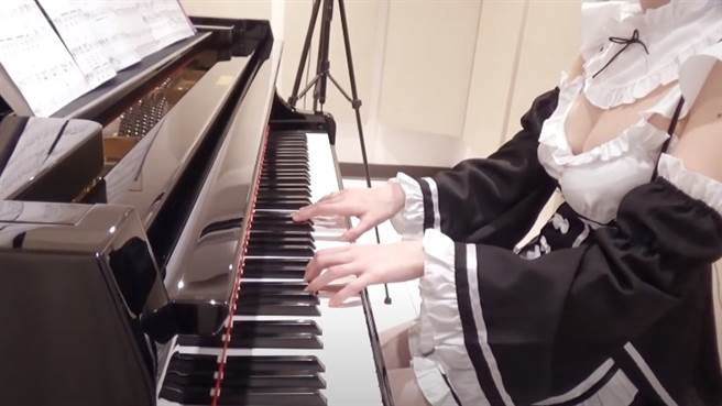 超凶琴师Pan Piano！COSPLAY海贼女帝「爆乳弹琴」网喷鼻血（图／YOUTUBE）