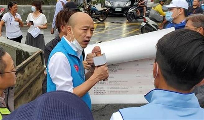 韩国瑜视察冈山潭底路排水状况。（图／摘自郑照新脸书）