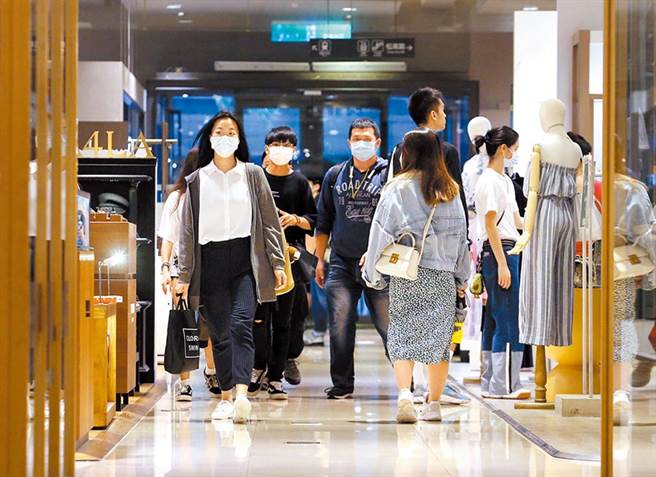 振兴券面额最小100元，最大1000元，电商不能使用。其他像是百货、超商、零售商店等通路都没有限制。图为在信义商圈逛街的民眾。（资料照 范扬光摄）
