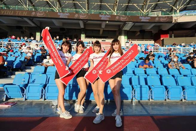 高人氣的Rakuten Girls舉起台灣精品Taiwan Excellence運動毛巾，為球員熱血應援。（圖／貿協提供）