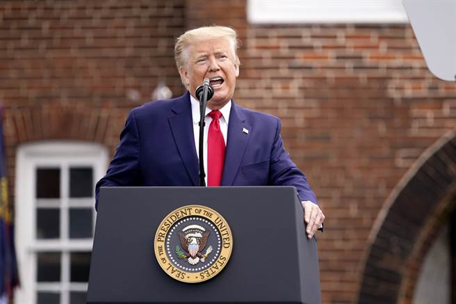 美國總統川普連2日泡高爾夫球場被罵翻，他25日在推特上為自己辯解。（圖／美聯社）