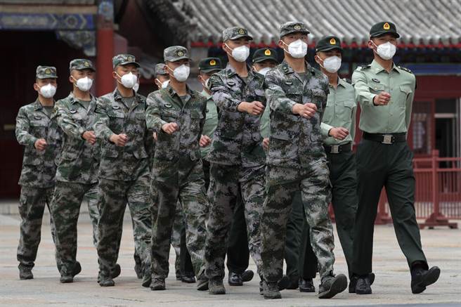 印媒最新消息指，中国可能已紧急调度近5000名士兵，前往拉达克（Ladakh）地区，印方也在增派援兵，以确保两国军队数量均等。图为解放军。（示意图/美联）