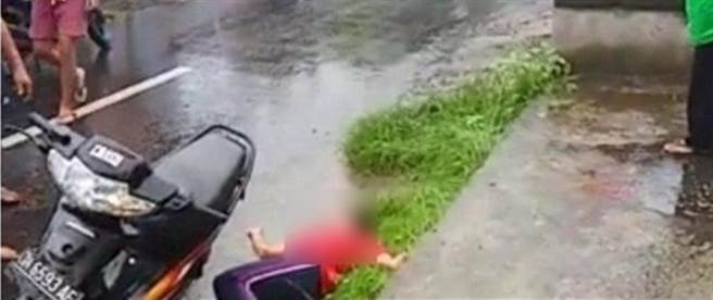 少年昏倒路边(图片取自/雅加达邮报)