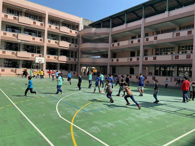 苗栗縣30日將重新開放校園戶外空間與場地。（何冠嫻攝）