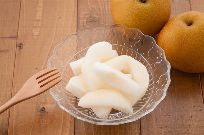 她和阿婆买现切水梨 咬一口傻眼了(示意图／达志影像)