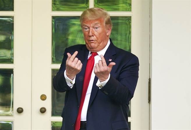 美國總統川普的推特發文26日首度被推特（Twitter）加註要「查明事實」，指川普的貼文內容「沒根據」、「有錯」，讓川普好難堪，他氣得大罵推特在「干預美國大選」。（圖／美聯社）