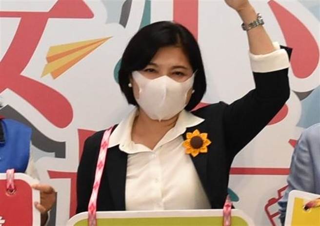 雲林縣長張麗善今（27日）表示，雲林縣內將提前在6月1日全面解禁，不論室內、室外、校園都不用再量體溫，只要保持安全社交距離也可不戴口罩。（周麗蘭攝）