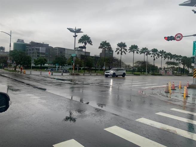 高雄路面积水已退。（图／摘自郑照新脸书）
