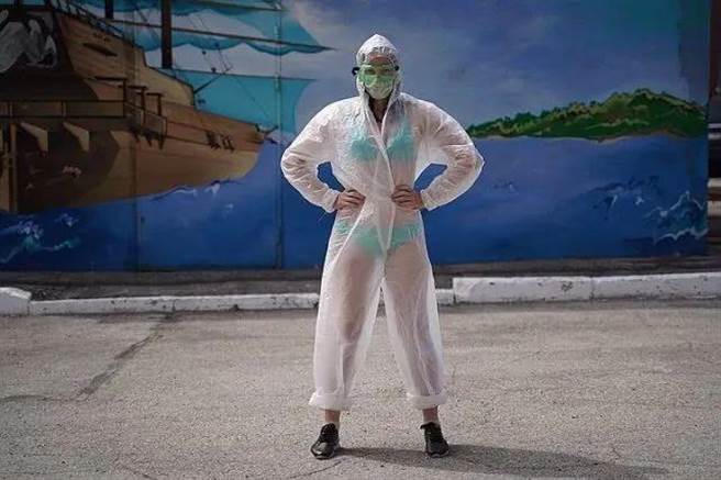 俄罗斯有许多女性跟着脱了，在防护服内只穿比基，声援日前一脱成名的「比基尼护士」。（图：环球时报/RT）