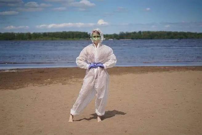 俄罗斯许多女子纷纷身着比基尼和防护服来到海滩，以表示对这名「比基尼护士」的支持。（图：环球时报/RT）