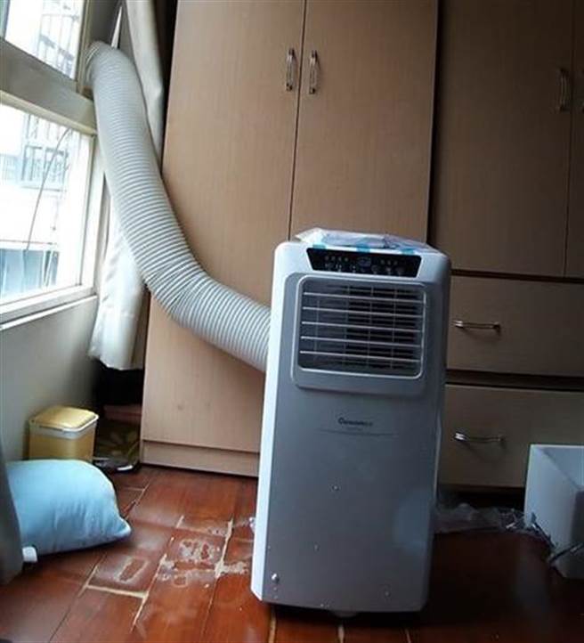 原PO在脸书《爆癈公社》上表示，一直坚持不装冷气的她，终于在今夏花了1万元网购一台移动式冷气。（摘自爆废公社）