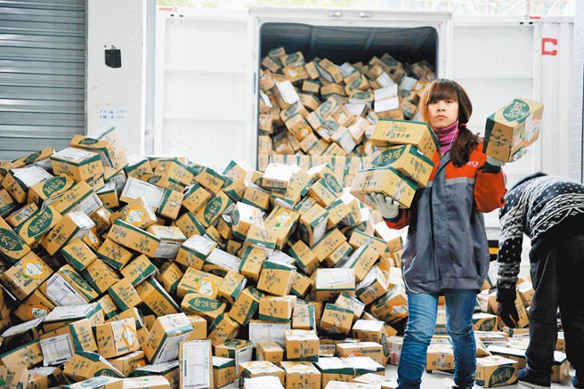浙江臨安一家快遞公司的員工分揀堆積如山的包裹。（新華社資料照片）